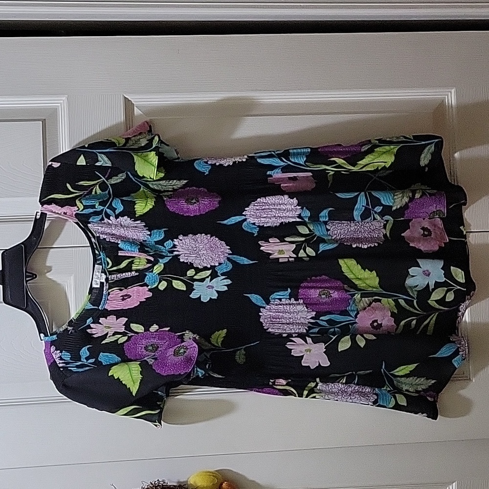 Spense flowy top.